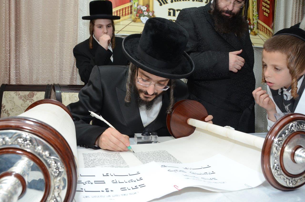 הכנסת ספר תורה ל"שאץ ויז'ניץ בחיפה • צפו