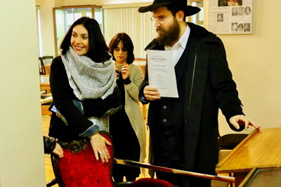 רגב ליד העתק כיסאו של הרבי מליובאוויטש