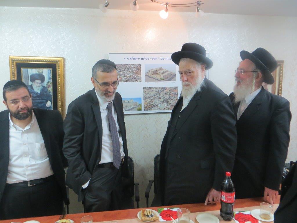 צביקה כהן מש"ס ביקר במוסדות של בעלזא. צפו