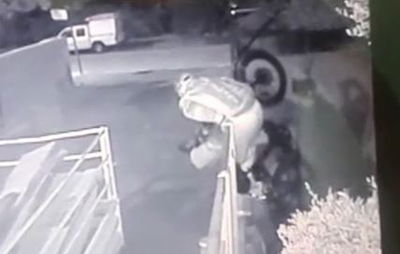 הגנב ניסה להעביר אופניים דרך הגדר ונכשל • צפו