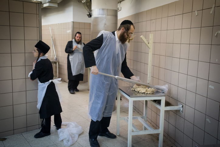 תיעוד מבפנים: כך מכינים בבעלזא מצות