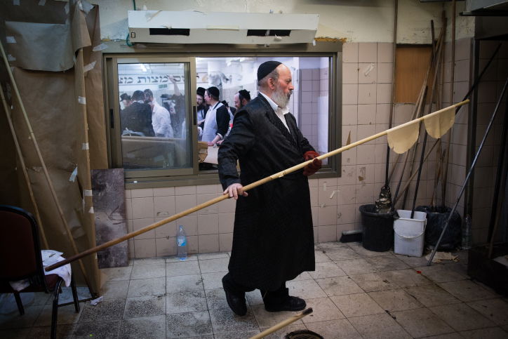 תיעוד מבפנים: כך מכינים בבעלזא מצות