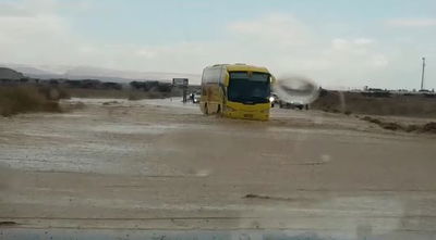 סעו בזהירות • צפו: סחף והצפה בכביש 90