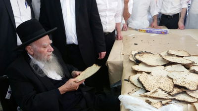 הראשל"צ רבי אליהו בקשי דורון באפיית מצות • גלריה