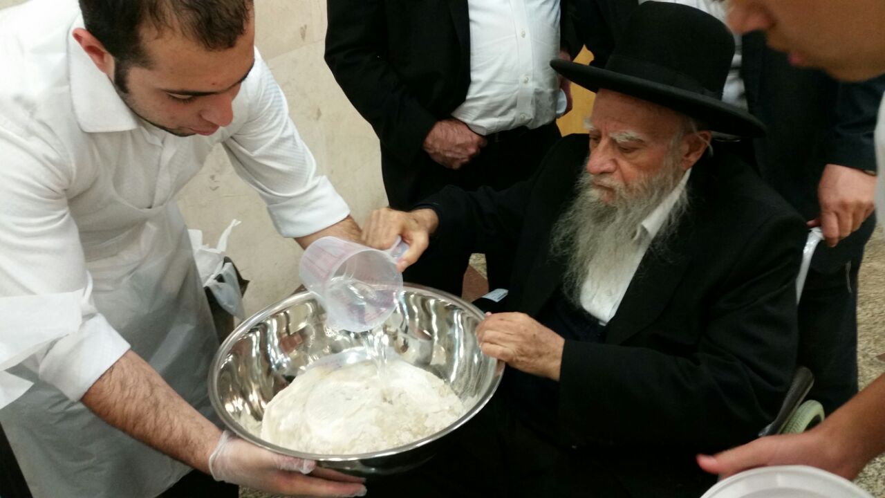 הראשל"צ רבי אליהו בקשי דורון באפיית מצות • גלריה