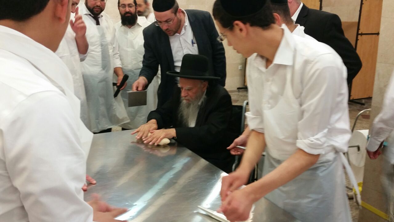 הראשל"צ רבי אליהו בקשי דורון באפיית מצות • גלריה