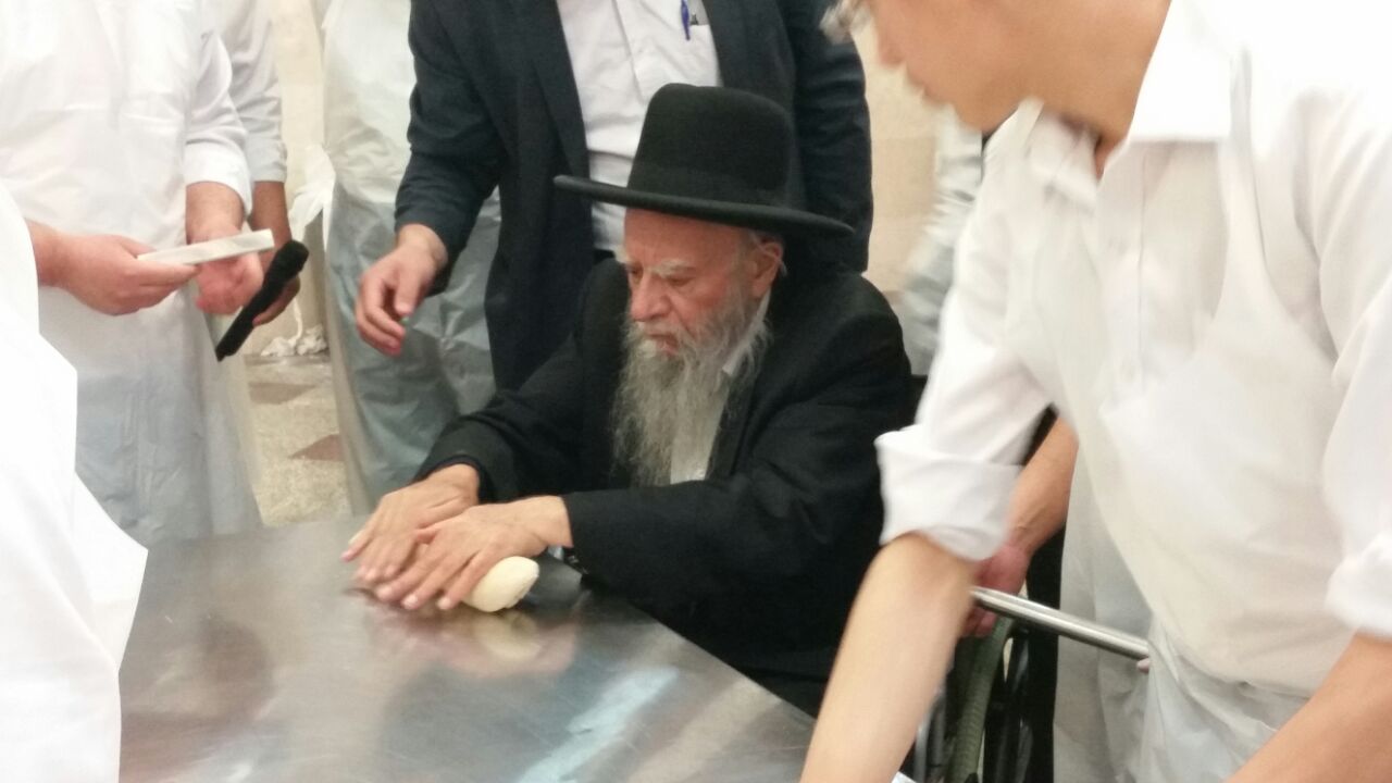 הראשל"צ רבי אליהו בקשי דורון באפיית מצות • גלריה