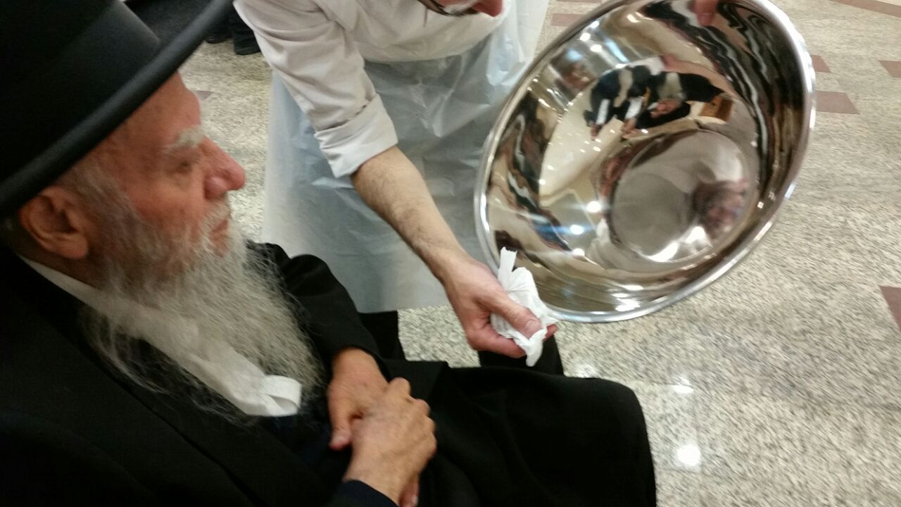 הראשל"צ רבי אליהו בקשי דורון באפיית מצות • גלריה