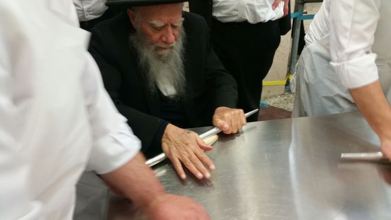 הראשל"צ רבי אליהו בקשי דורון באפיית מצות • גלריה