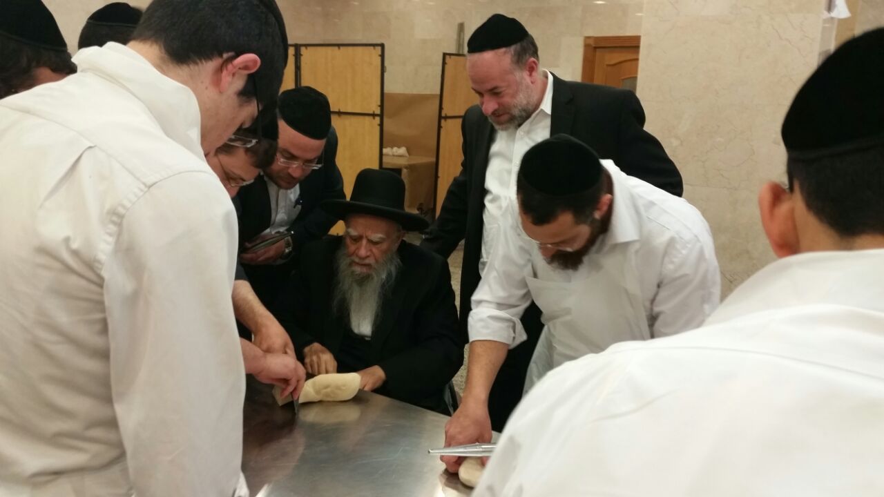 הראשל"צ רבי אליהו בקשי דורון באפיית מצות • גלריה