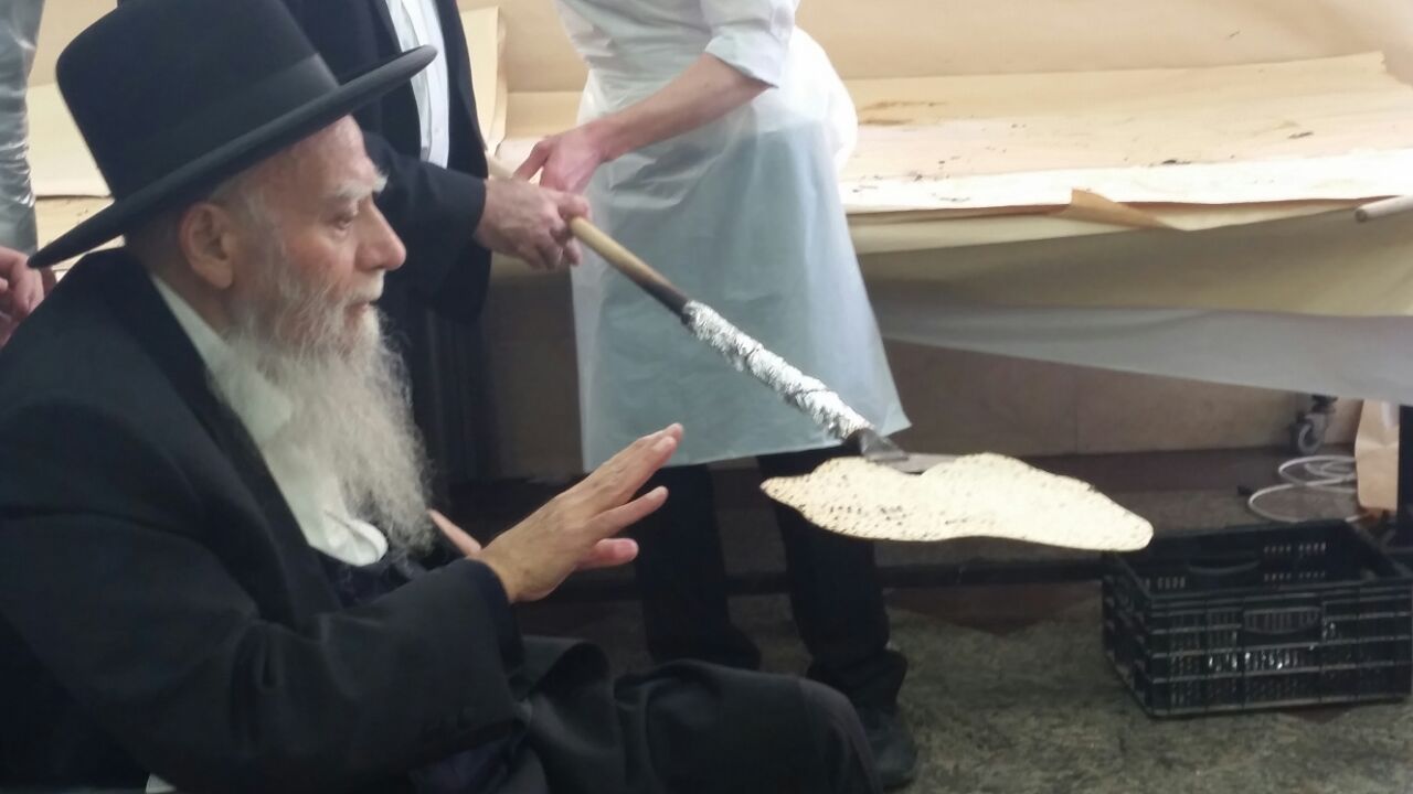 הראשל"צ רבי אליהו בקשי דורון באפיית מצות • גלריה