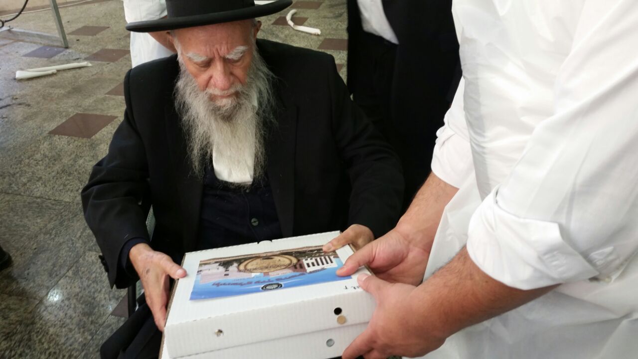 הראשל"צ רבי אליהו בקשי דורון באפיית מצות • גלריה