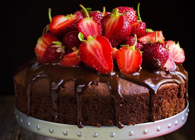 הגזמנו עם התותים? עוגת שוקולד כשרה לפסח