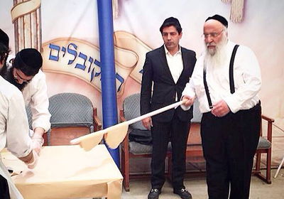 תיעוד: המקובל הגר"ב שמואלי באפיית 'מצות חבורה'