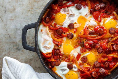 שקשוקה עם נקניקיות - מהירה וכשרה לפסח