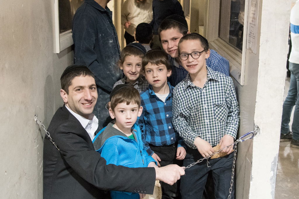 גלריה: ראש ישיבת ליקווד באפיית מצות