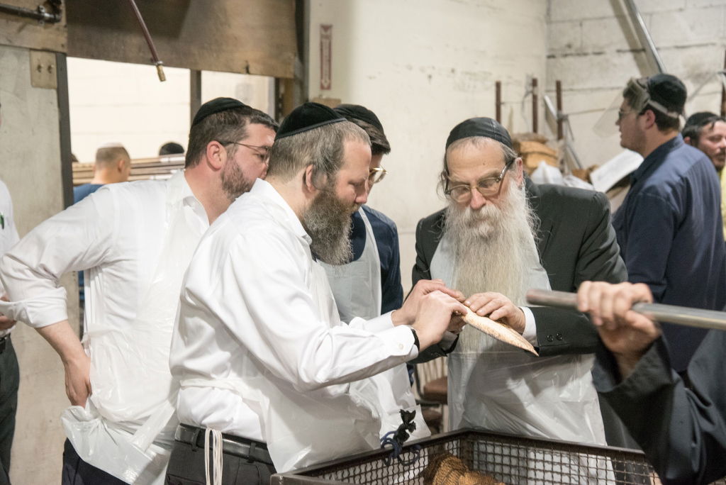 גלריה: ראש ישיבת ליקווד באפיית מצות