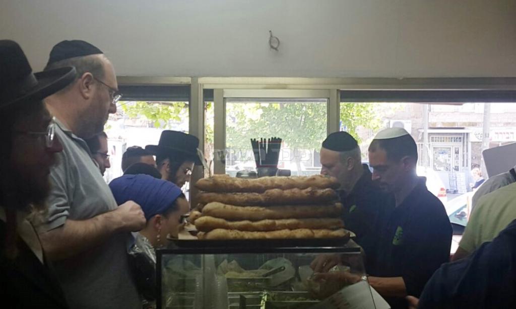 רכניץ בחנות הפלאפל, הצהריים