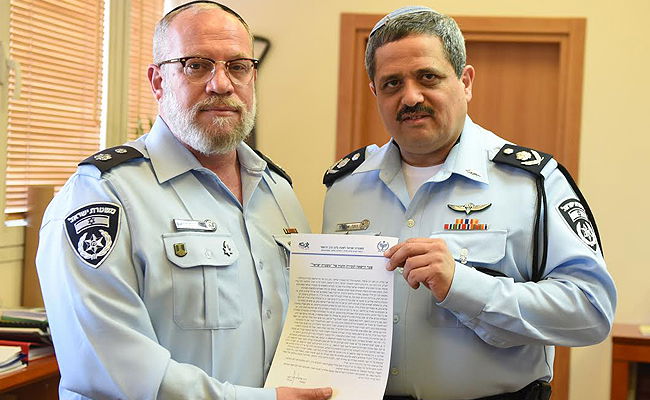 המפכ"ל במכירת החמץ עם הרב גפני, הבוקר