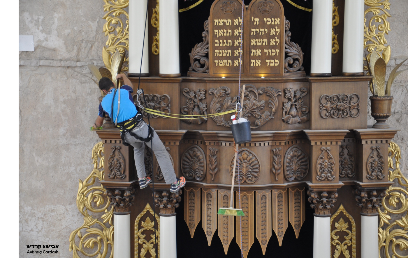 ניקוי ארון הקודש בבית כנסת החורבה לפני פסח