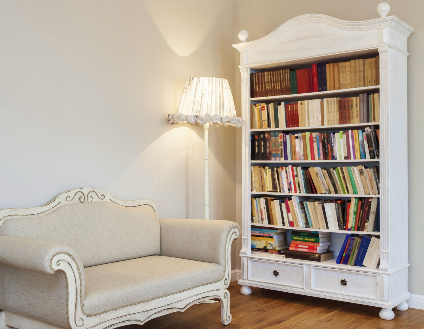 מיקס אנד מאצ'. כל הדרכים לארון ספרים מרשים