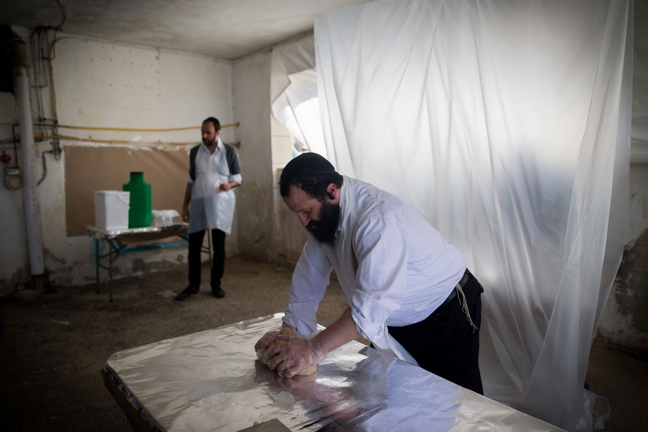 אפיית מצות ב... חניון, כבר ראיתם?