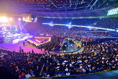 מוטי שטיינמץ והקהל בניגון החב"די ארבע בבות