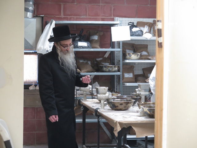 גלרית ענק: אדמו"רי ורבני ארה"ב באפיית מצות