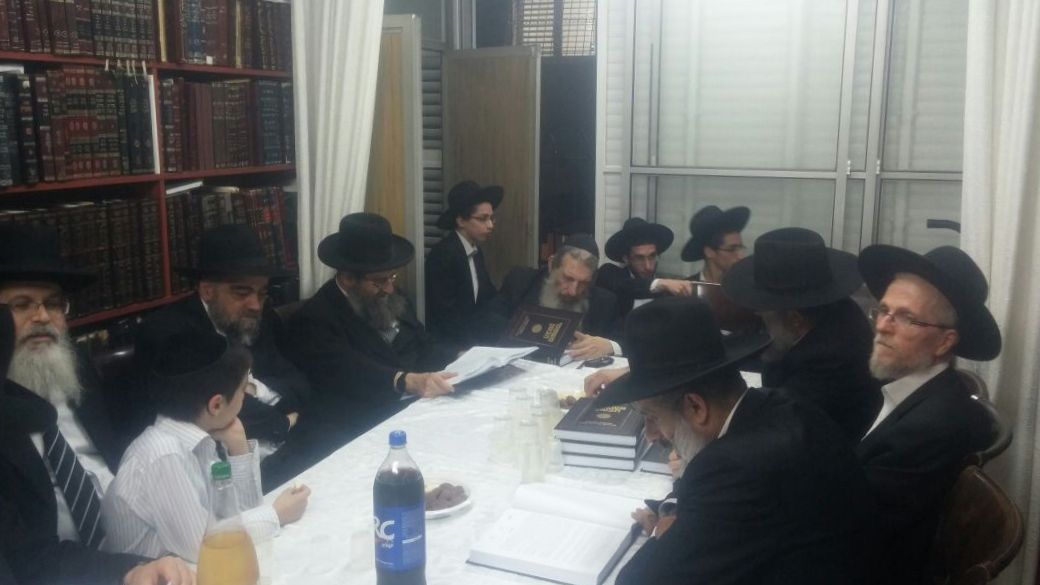 הדיינים הרימו "לחיים" לרגל הספר החדש של רבי נסים בן שמעון