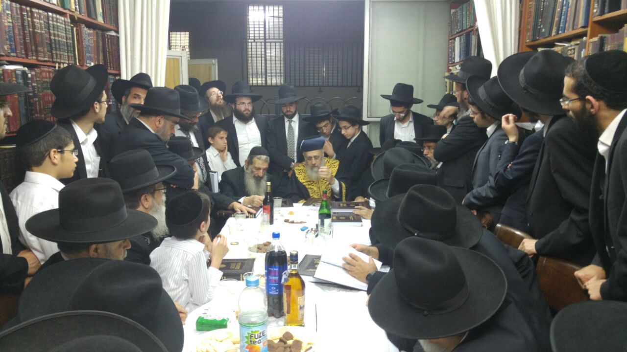 הדיינים הרימו "לחיים" לרגל הספר החדש של רבי נסים בן שמעון