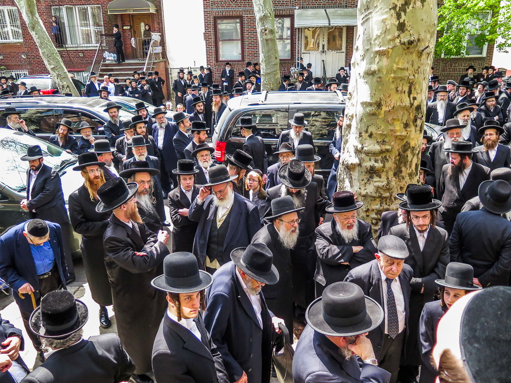 צפו בתיעוד: המונים ליוו את גאב"ד יאקע למנוחות