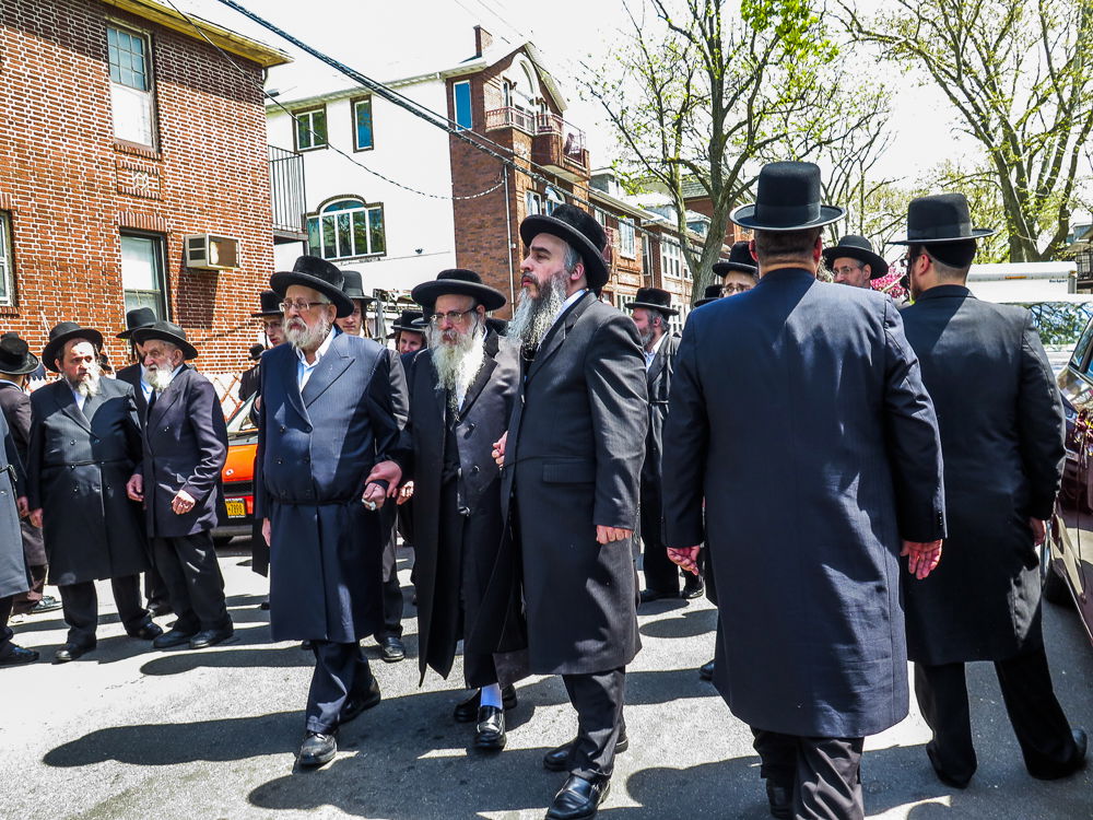 צפו בתיעוד: המונים ליוו את גאב"ד יאקע למנוחות