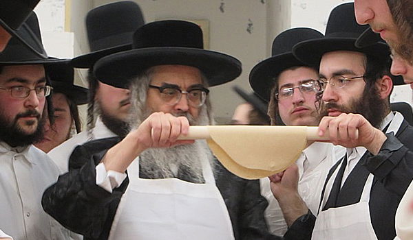 כ"ק האדמו"ר מהר"א מסאטמר באפיית מצות