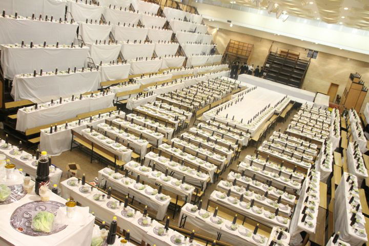 שולחן ליל הסדר בבעלזא