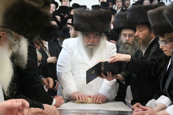 כ"ק האדמו"ר מבעלזא באפיית מצות