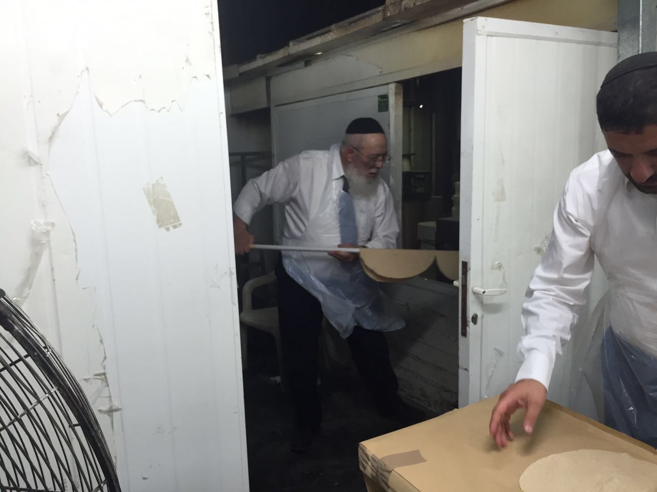 תיעוד: רבה של ירושלים באפיית מצות שלאחר חצות יום