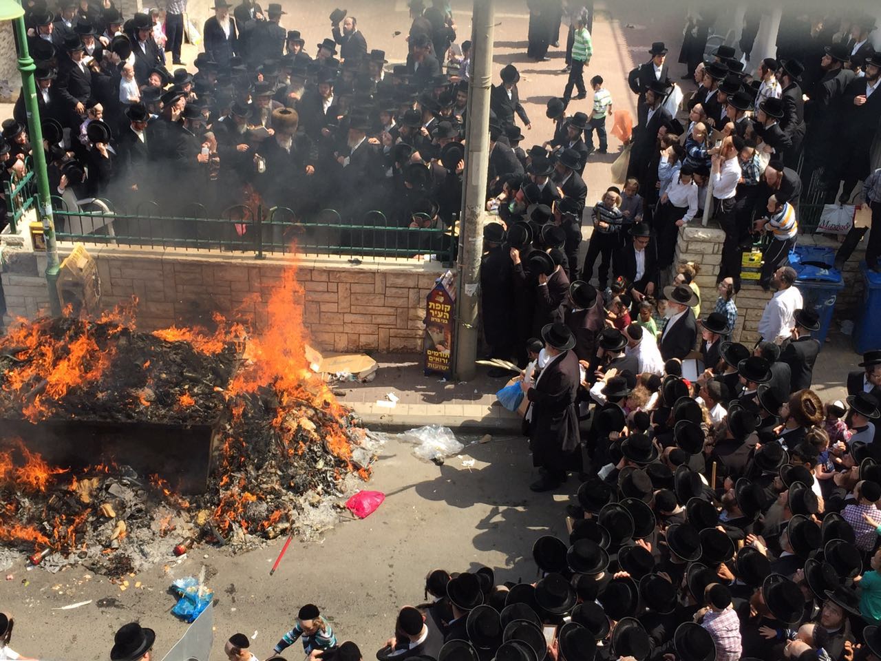 צפו בתיעוד: האדמו"ר מויז'ניץ שורף את האייפונים עם החמץ