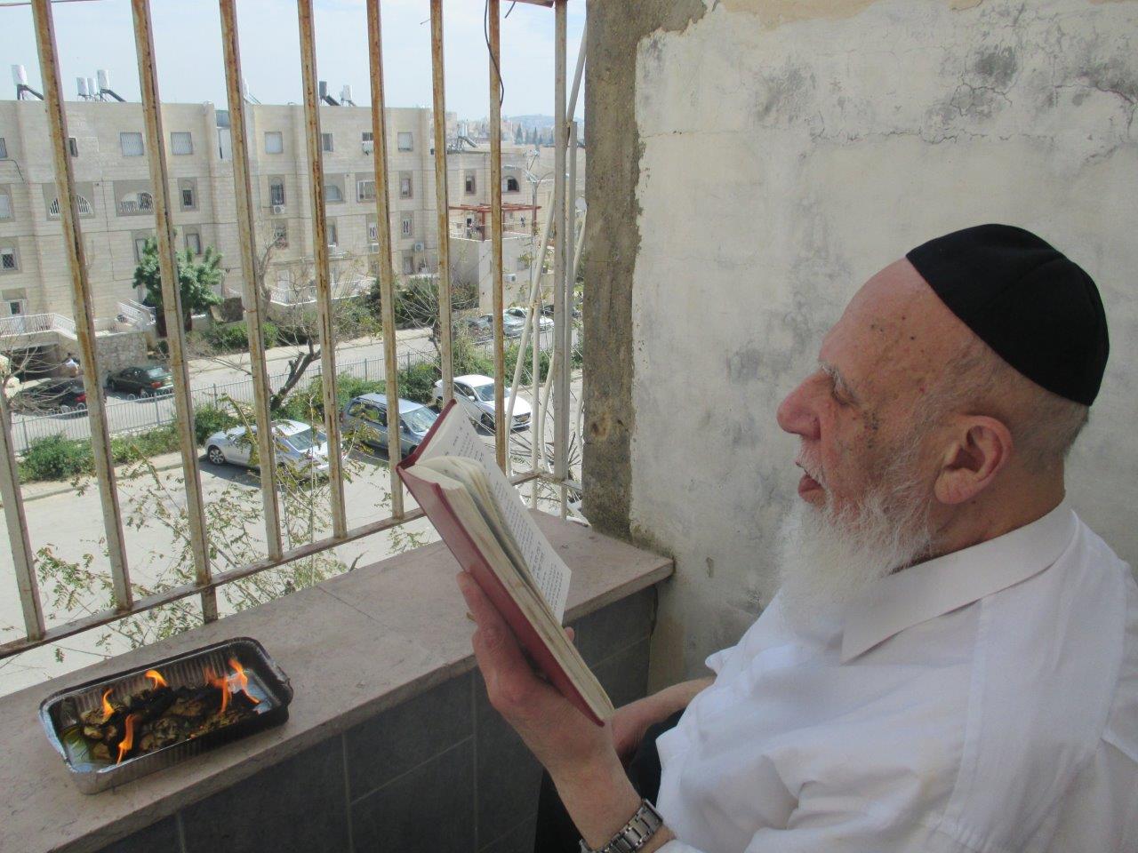 צפו: נשיא מועצת חכמי התורה שורף את החמץ