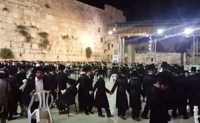 תיעוד: מאות רקדו בכותל המערבי בצאת יום טוב