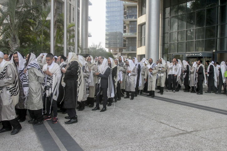 תפילת חג, זעקה ומחאה • תיעוד מההפגנה ברמת גן