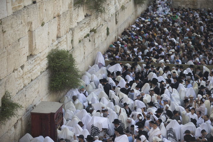 תיעוד ענק: אלפים ב'ברכת הכהנים' בכותל המערבי