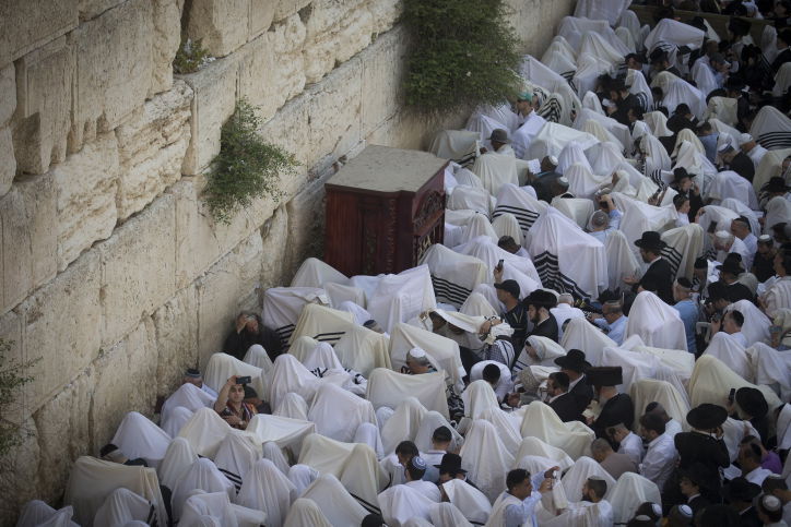 תיעוד ענק: אלפים ב'ברכת הכהנים' בכותל המערבי