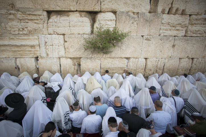 תיעוד ענק: אלפים ב'ברכת הכהנים' בכותל המערבי