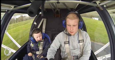 צפו: הטיס את אחיו הנכה בפעם הראשונה