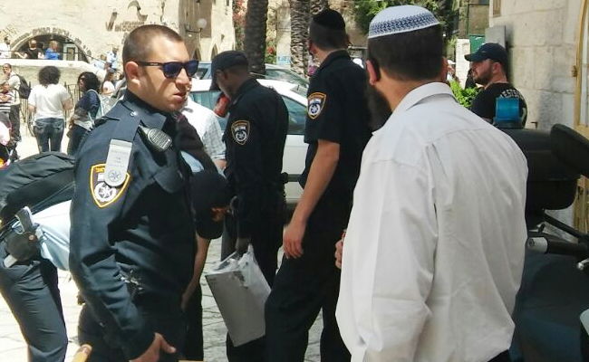 שוטרים החרימו כרזות נגד הכותל הרפורמי