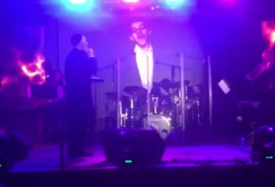 צפו בדואט חוצה יבשות של מרדכי בן דוד ועוזיה צדוק לשיר ׳והיא שעמדה'