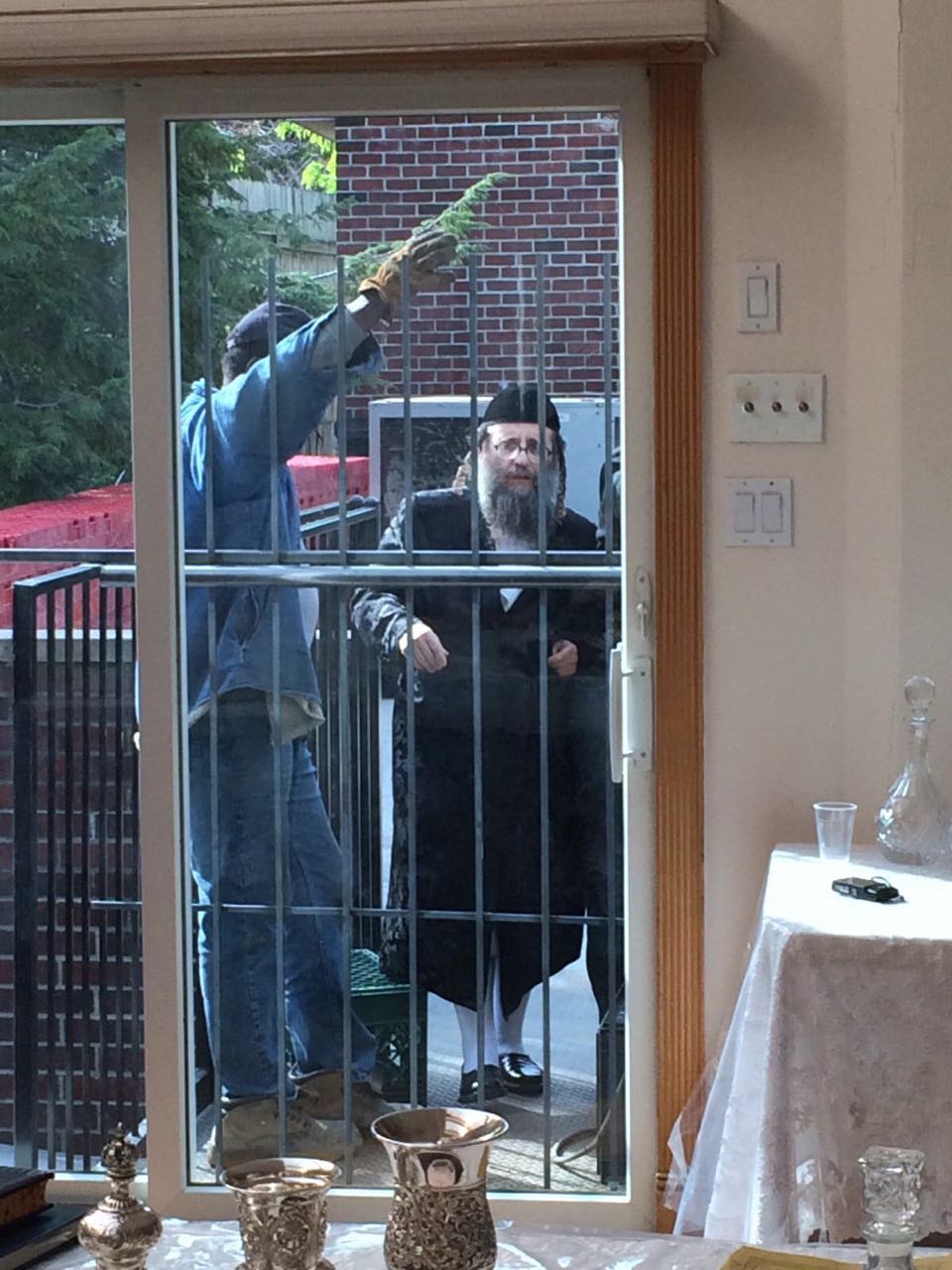 האח הגדול חסם את דרכו של אחיו הקטן לבית האבא • תיעוד