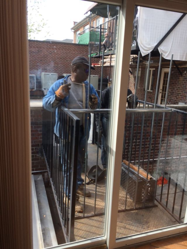 האח הגדול חסם את דרכו של אחיו הקטן לבית האבא • תיעוד