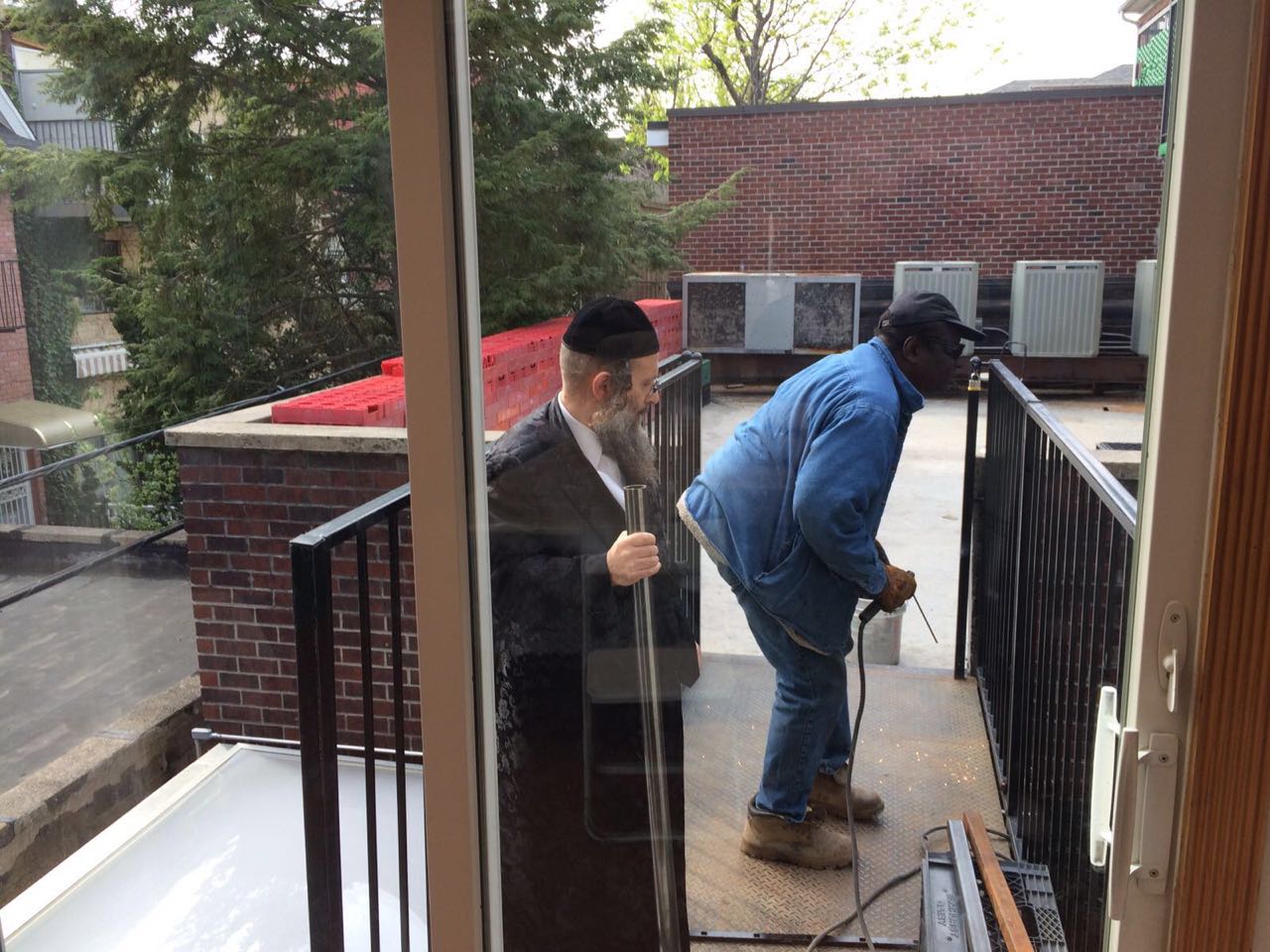 האח הגדול חסם את דרכו של אחיו הקטן לבית האבא • תיעוד