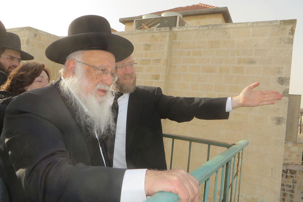 הגרב"ד במרפסת ביתו של יצחק פינדרוס